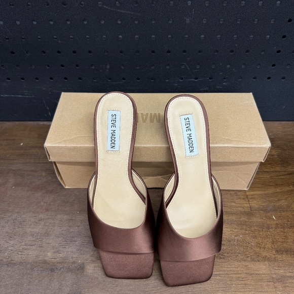 New W/ Box! Women's Steve Madden Joanie Brown Satin Short Kitten Heels Size 7 - Picture 3 of 5